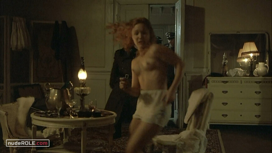 6. Rothaarige Frau nude – Downfall (2004)