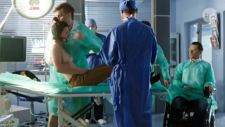 1. Student Anita Rozwadowska nude – Lekarze s03e06 (2013)