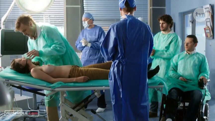 6. Student Anita Rozwadowska nude – Lekarze s03e06 (2013)