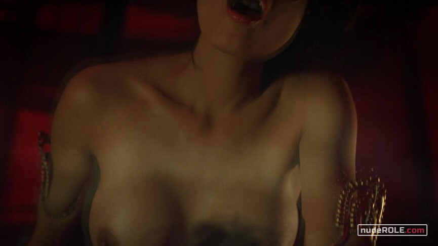 1. Sang nude – Vampires: The Turning (2005)