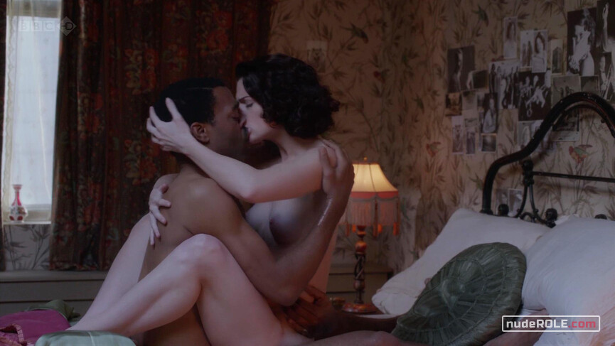 1. Sarah nude – Dancing on the Edge s01e04 (2013)