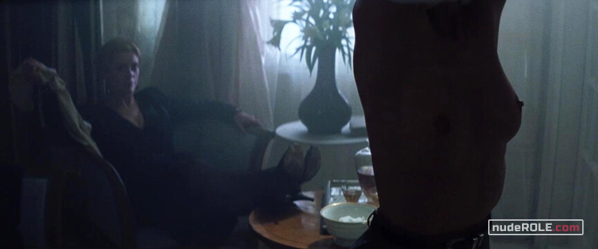 2. Sarah Roberts nude , Miriam Blaylock nude – The Hunger (1983)