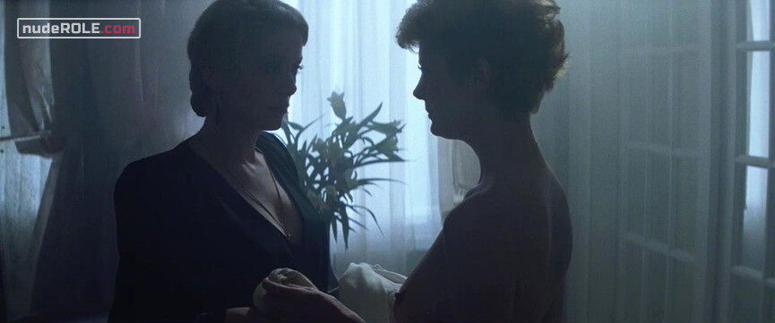 3. Sarah Roberts nude , Miriam Blaylock nude – The Hunger (1983)