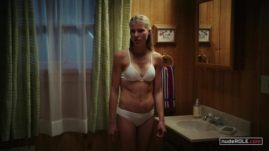 1. Jenn sexy – Zombeavers (2014)