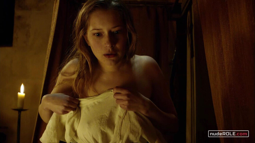 3. Aygline nude – La Commanderie s01e01 (2010)