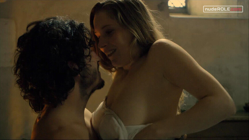 2. Aygline nude – La Commanderie s01e04 (2010)