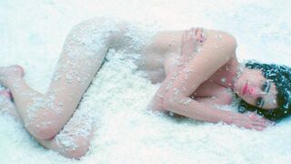 Eve Connors sexy – White Bird in a Blizzard (2014)