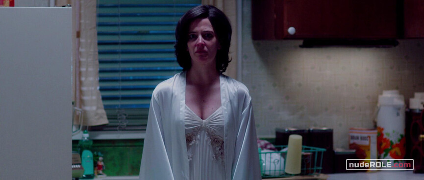 3. Eve Connors sexy – White Bird in a Blizzard (2014)