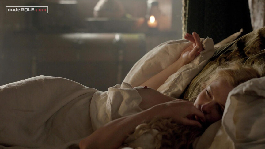 3. Queen Elizabeth nude – The White Queen s01e01 (2013)