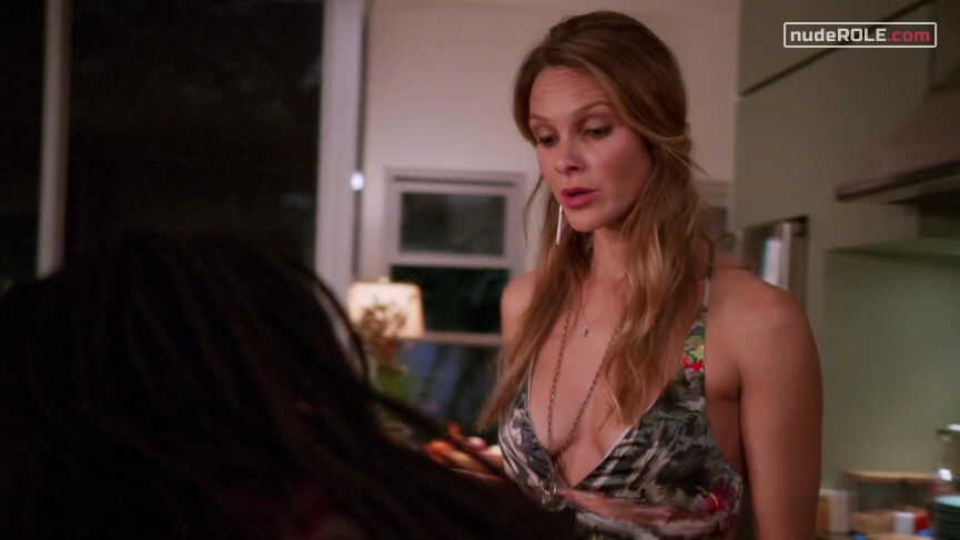 3. Phoebe Conte sexy – Girlfriends' Guide to Divorce s01e11 (2015)