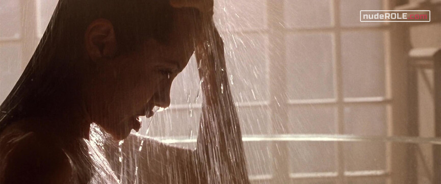 1. Lara Croft sexy – Lara Croft: Tomb Raider (2001)