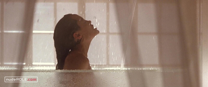 2. Lara Croft sexy – Lara Croft: Tomb Raider (2001)