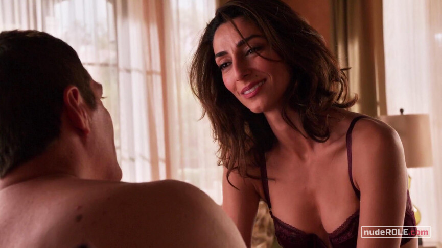 2. Delia Banai sexy, Abby McCarthy sexy – Girlfriends' Guide to Divorce s01e13 (2015)