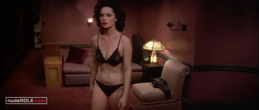 1. Dorothy Vallens nude – Blue Velvet (1986)
