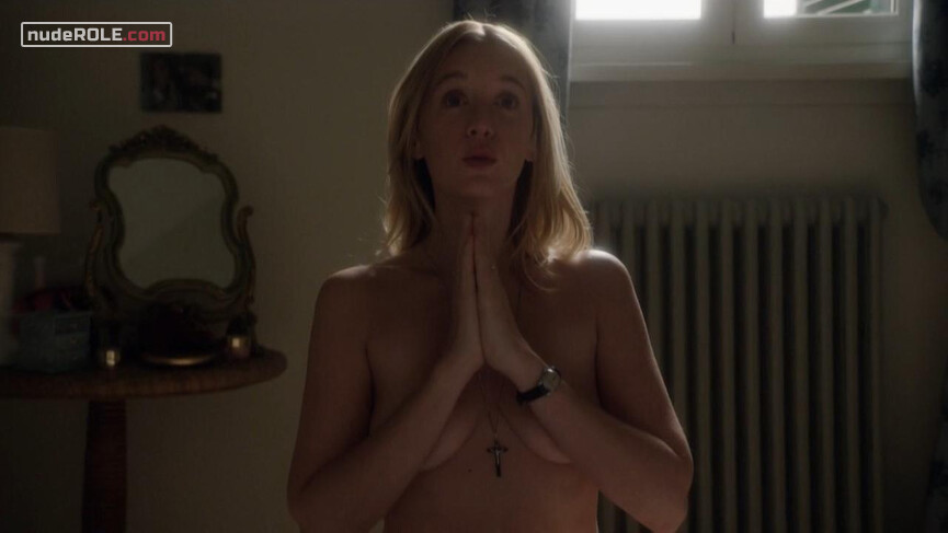 1. Esther sexy – The Young Pope s01e04 (2016)