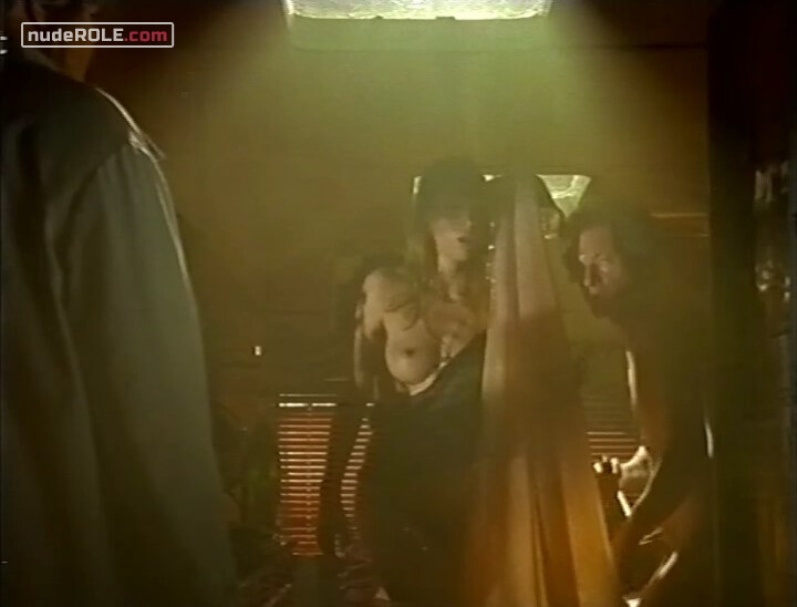 3. Homeless Woman nude – Ganz unten, ganz oben (1999)