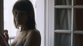 Tara sexy – The Escape (2017)