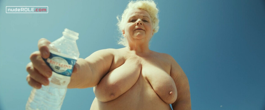 2. Femme naturiste nude – Vive la France (2013)