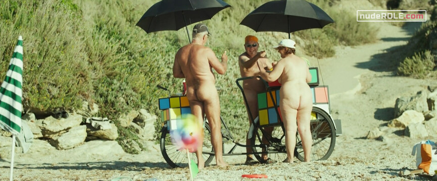 4. Femme naturiste nude – Vive la France (2013)