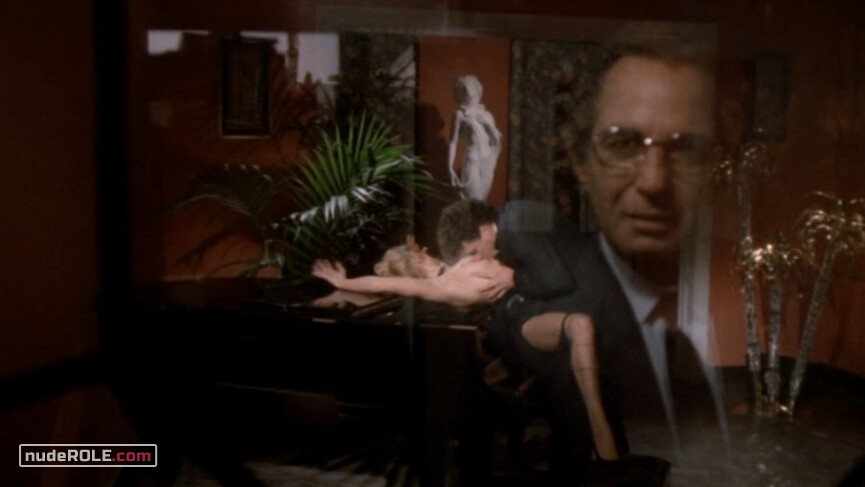 5. Pelle di pesca nude – The Professor (1986)