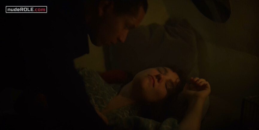 2. Ana Stern sexy – Osmosis s01e04-05 (2019)
