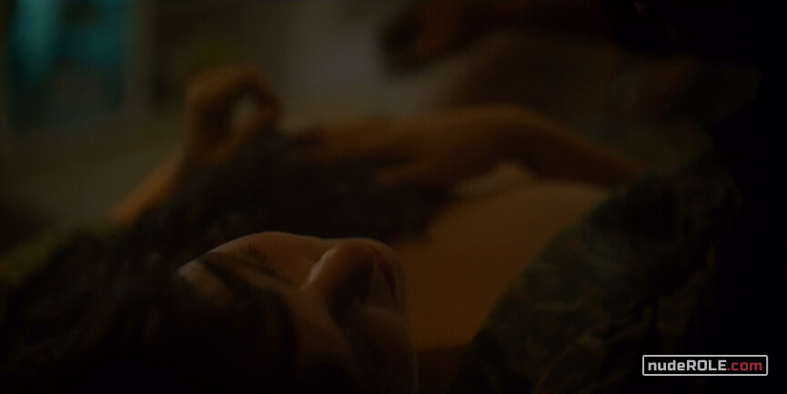 3. Ana Stern sexy – Osmosis s01e04-05 (2019)