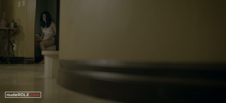 2. Penelope Fowler sexy – Chambers s01e04 (2019)