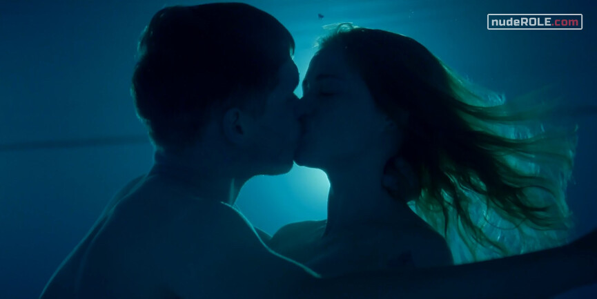 3. Orla nude – MotherFatherSon s01e04 (2019)