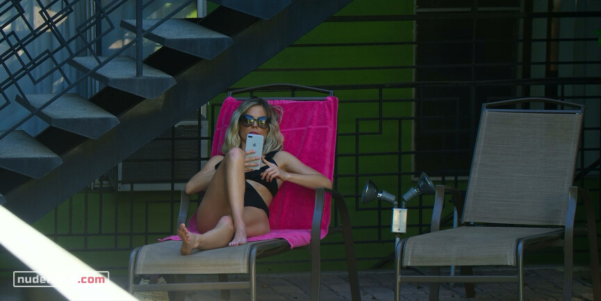 2. Heather sexy – Huge in France s01e02 (2019)