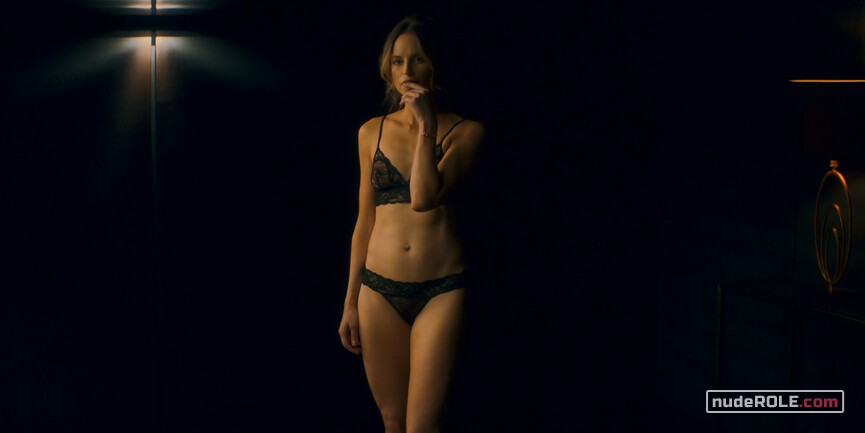 3. Sophie nude – MotherFatherSon s01e01 (2019)
