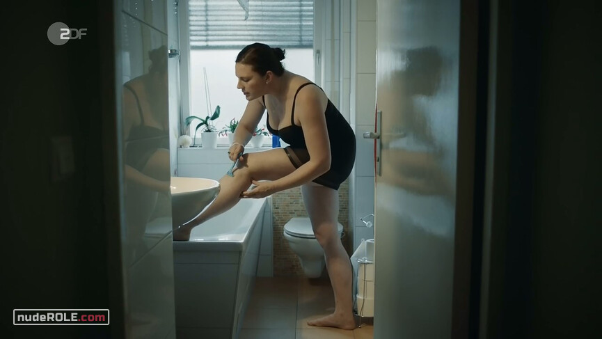 2. Laura Dobisch nude – Kommissarin Heller s01e09 (2019)