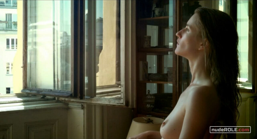 6. Anja nude – Gehen am Strand (2013)