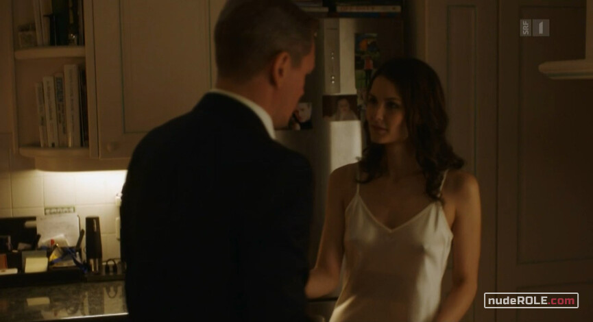 2. Virginia Grangier nude – Quartier des banques s01e01-04 (2017)