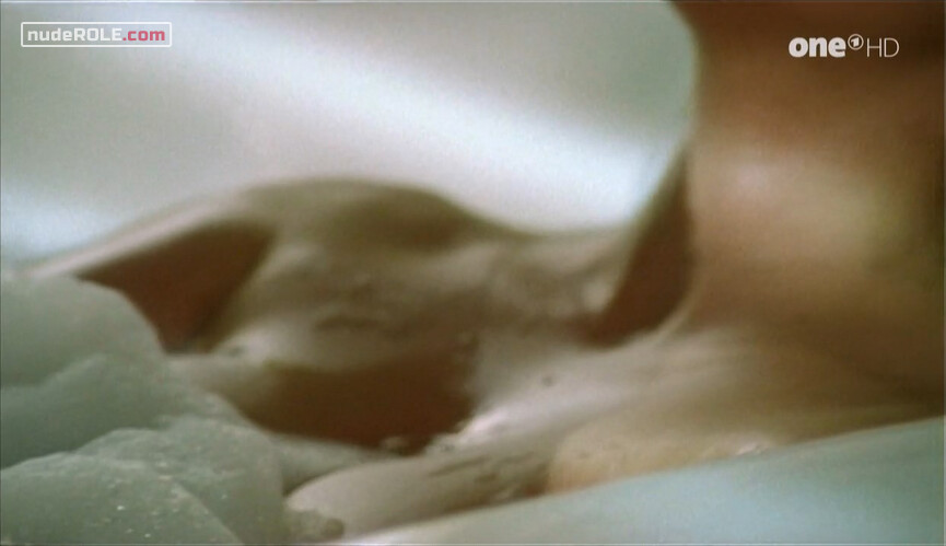 2. Eva Janssen nude – Drei mit Herz s01e07 (1999)