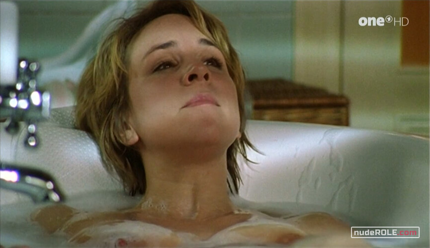 6. Eva Janssen nude – Drei mit Herz s01e07 (1999)