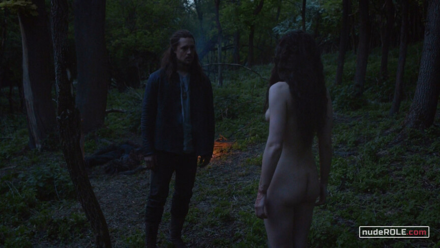 1. Queen Iseult nude – The Last Kingdom s01e08 (2015)