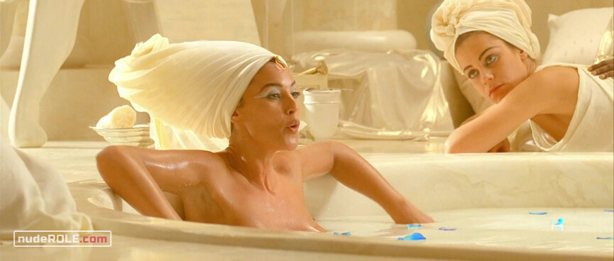 3. Cléopâtre nude – Asterix & Obelix: Mission Cleopatra (2002)