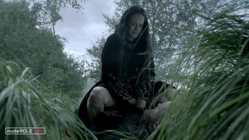 1. Queen Kwenthrith sexy – Vikings s03e04 (2015)