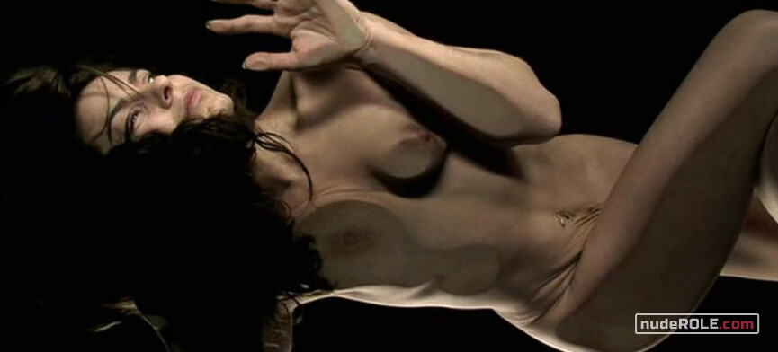 5. Agathe nude, Ursuline nude – Nos amis les Terriens (2007)