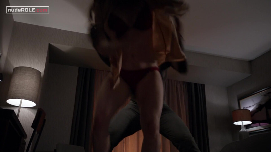 2. Diana sexy – Shades of Blue s03E05 (2018)