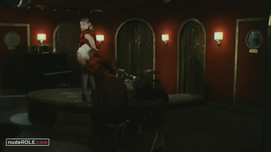 1. Dolly nude – Maigret s01E04 (1992)