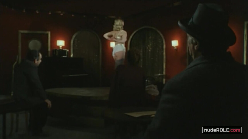 2. Dolly nude – Maigret s01E04 (1992)