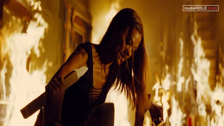 5. Aisha sexy – The Losers (2010)