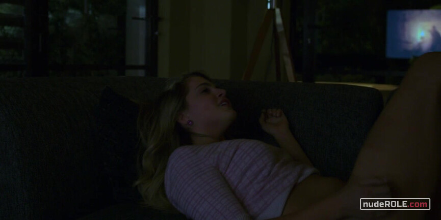 4. Chloe sexy – 13 Reasons Why s02E07 (2018)