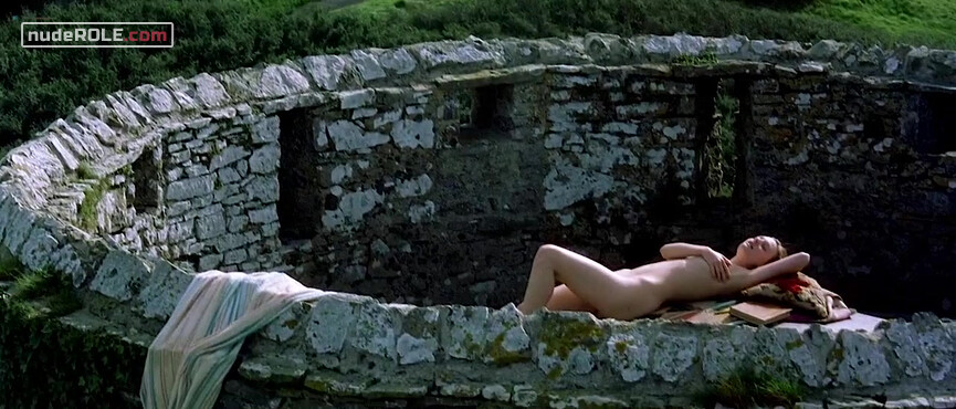7. Topaz Mortmain nude, Rose Mortmain sexy, Cassandra Mortmain sexy – I Capture the Castle (2003)