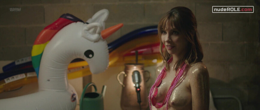 10. Lucie nude, Jess nude, Nathalie nude – Nude s01e06 (2018)