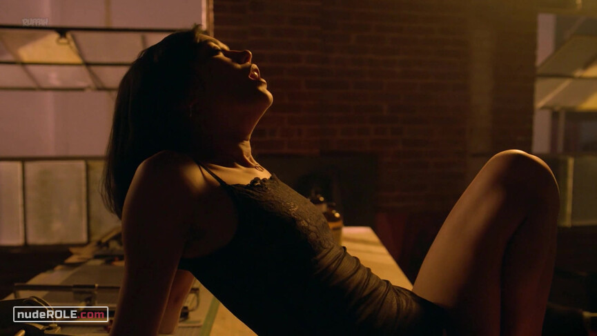 1. Sam nude, Emma nude, Lyn nude – Vida s01e03 (2018)
