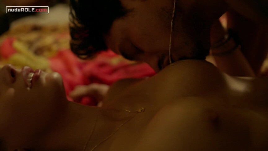 18. Sam nude, Emma nude, Lyn nude – Vida s01e03 (2018)