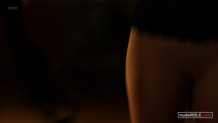 9. Sam nude, Emma nude, Lyn nude – Vida s01e03 (2018)