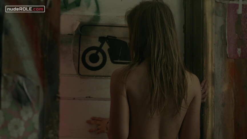 5. Tammy nude – Bitten s01e01 (2014)